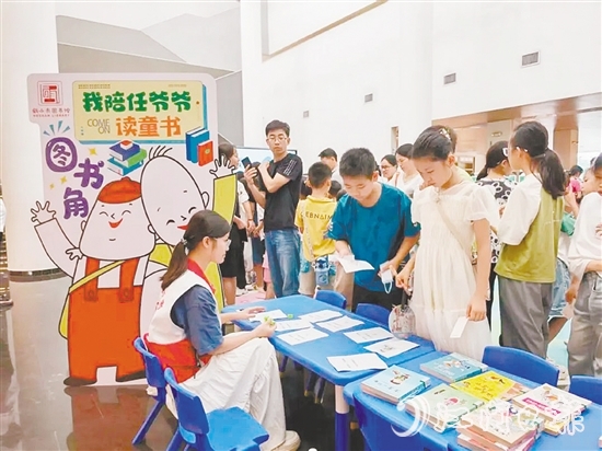 在鶴山市圖書館，小朋友參加游園會(huì)。