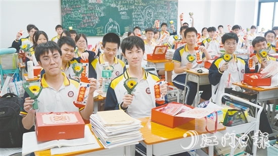 江門一中高三（13）班班主任和家委給同學(xué)們準(zhǔn)備了“高考加油包”。