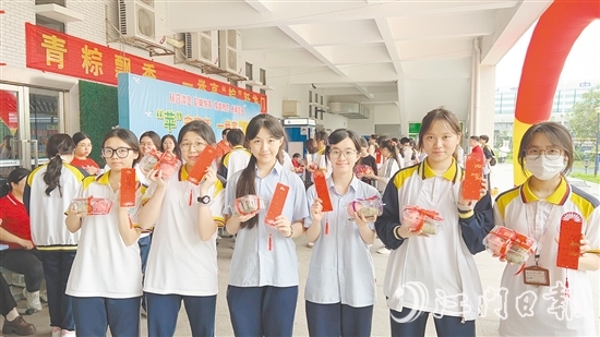 培英高中為學(xué)生送上“高考福袋”。