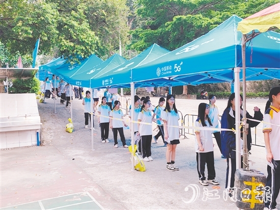 棠下中學(xué)考點(diǎn)，學(xué)生參加入場(chǎng)安檢演練。