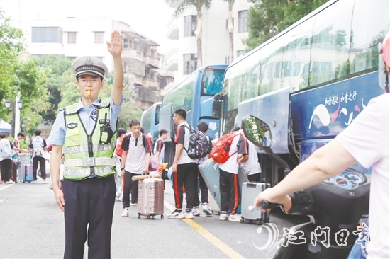 臺(tái)山交警護(hù)送高考考生。臺(tái)山公安供圖