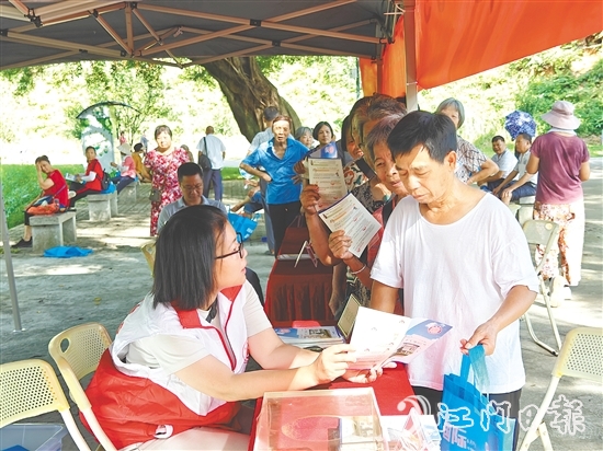 工作人員向市民宣傳新修訂的檔案法，普及家庭檔案建檔知識。