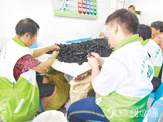 在恩平市殘聯(lián)的大力支持下，“天使助殘”殘疾人手工坊拓寬輔助就業(yè)渠道，幫助更多殘疾人就業(yè)增收。