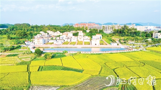 大槐鎮(zhèn)河灣村猶如拼色圖，美如畫卷。