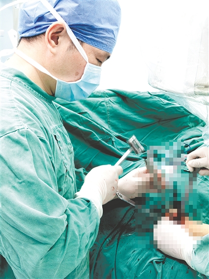 醫(yī)生對患兒進行手術。