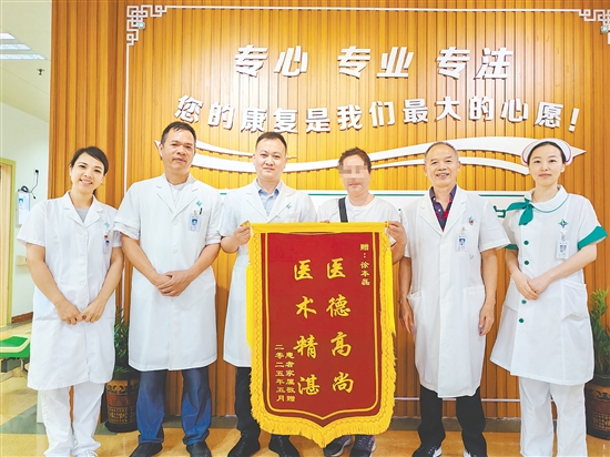 患者為醫(yī)護人員送上錦旗。