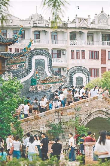 赤坎華僑古鎮(zhèn)游人如織。