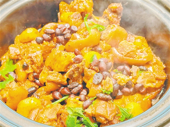 云南黑花生燜豬手鮮香可口。