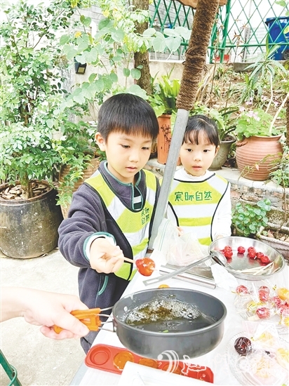 孩子們用自己采收的甘蔗熬糖水制作糖葫蘆，感受勞動的樂趣。