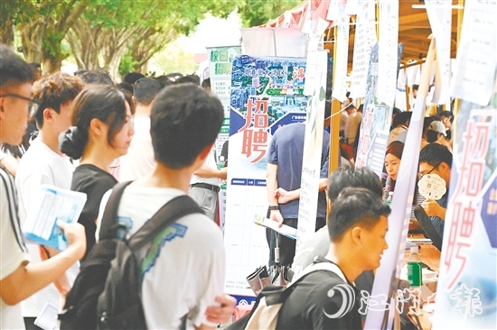 招聘活動(dòng)現(xiàn)場(chǎng)人頭攢動(dòng)。