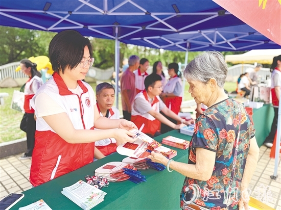 工作人員向群眾普及檔案法、檔案法實(shí)施條例等法律法規(guī)知識，增強(qiáng)群眾的檔案法治觀念。