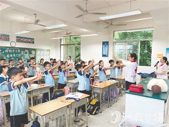 在實(shí)操環(huán)節(jié)，學(xué)生在專業(yè)師資的指導(dǎo)下學(xué)習(xí)急救技能。