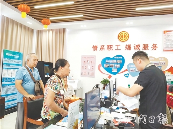 為解決漁民換證難題，工會直接將服務(wù)臺搬到漁港。