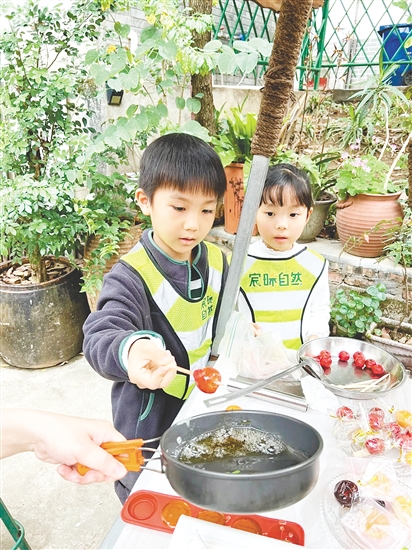 孩子們用自己采收的甘蔗熬糖水制作糖葫蘆，感受勞動(dòng)的樂(lè)趣。