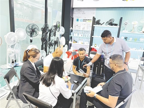 小崧股份產(chǎn)品吸引外國(guó)客商。