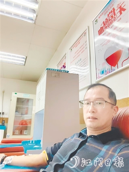 易國城在江門市中心血站獻(xiàn)血。