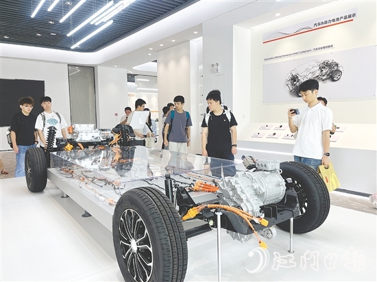 在鶴山市得潤電子科技有限公司，學(xué)子們參觀了電子連接器及車聯(lián)科技產(chǎn)品的智能化生產(chǎn)線。