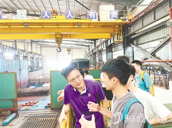 在廣東博盈特焊技術(shù)股份有限公司，企業(yè)代表與學(xué)子們在生產(chǎn)一線進行交流。