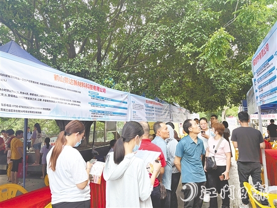 招聘會(huì)現(xiàn)場(chǎng)人來人往，各企業(yè)紛紛亮出自家“靚崗位”“好待遇”。