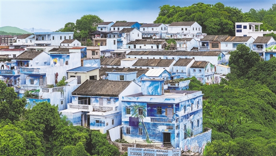 鯤鵬村海洋路沿線99間民房外立面披上“藍(lán)裝”。