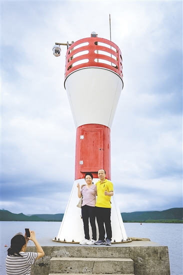 漁港燈塔吸引了許多游客前來打卡。