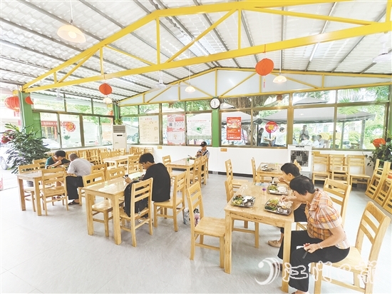 恩平市通過改建恩城街道小島社區(qū)一處老人時常聚集的活動場所，引入餐飲機構(gòu)運營社區(qū)長者食堂，滿足老人就餐需求。