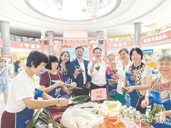 吳衛(wèi)均（左四）參加恩平市端午節(jié)慈善包粽活動，并為活動慷慨捐款。