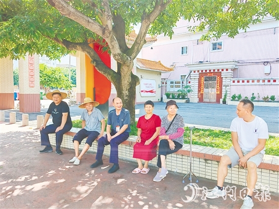 梁榮根（左三）與群眾交流。