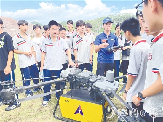 九年級(jí)學(xué)生向飛手了解無(wú)人機(jī)的操控技巧。
