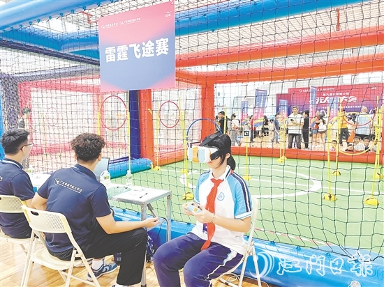 第九屆全國(guó)青少年無(wú)人機(jī)大賽廣東省賽（江門(mén)主站賽）中，相關(guān)項(xiàng)目的選手戴上VR眼鏡，通過(guò)“第一視角”操控?zé)o人機(jī)。