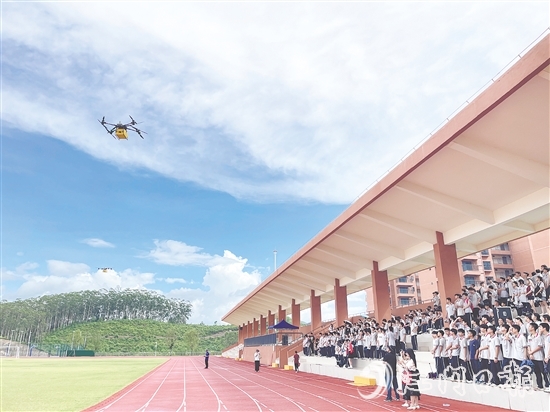 九年級(jí)學(xué)生在恩平市職教園了解即將新開(kāi)設(shè)的無(wú)人機(jī)操控與維護(hù)專業(yè)。