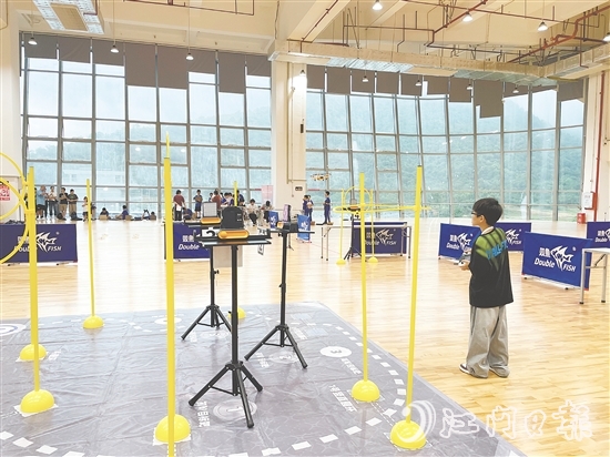 在第九屆全國(guó)青少年無(wú)人機(jī)大賽廣東省賽（江門(mén)主站賽）上，選手在比賽中操控?zé)o人機(jī)。