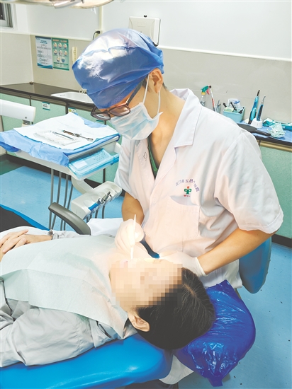 牙周炎發(fā)病比較隱蔽，但病變會(huì)深入牙齦深處。