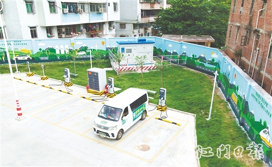 新建的榮匯世家小區(qū)側(cè)充電站設(shè)施方便快捷，環(huán)境干凈整潔。