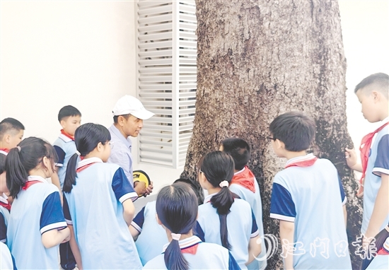 甫草林場的自然教育導(dǎo)師團隊與師生們展開互動交流。