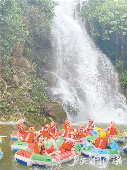 鶴山依托源林生態(tài)樂園、游龍峽等開發(fā)漂流、水上親子拓展、帳篷露營等項目，打造了大灣區(qū)親水游樂目的地。