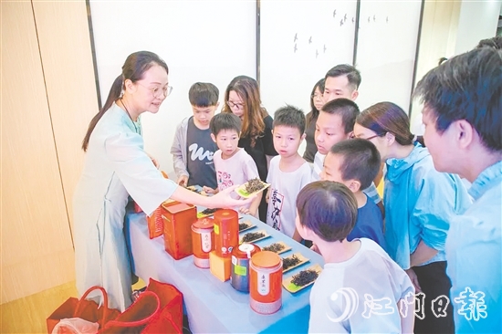 在鶴山市文化館非遺傳習(xí)廳，講師為親子家庭詳細講解鶴山紅茶的悠久歷史和制作工藝。