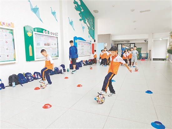 為了讓有濃厚興趣的學(xué)生進(jìn)一步提升自己的球技，沙坪一?。|校區(qū)）打造了足球素養(yǎng)班。