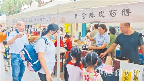 市民、游客現(xiàn)場(chǎng)“打卡”《三餐四季》同款新會(huì)陳皮藥膳美食。