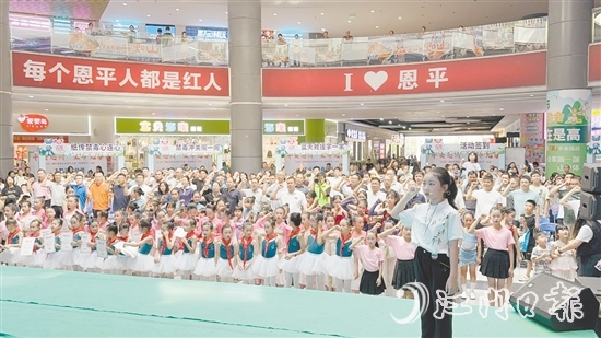 全場人員莊嚴宣誓。