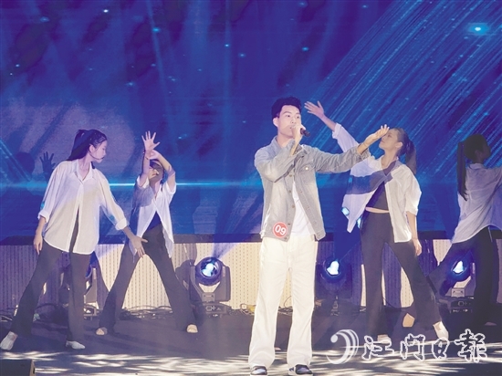 選手們用動(dòng)人的歌聲展現(xiàn)青春風(fēng)采。