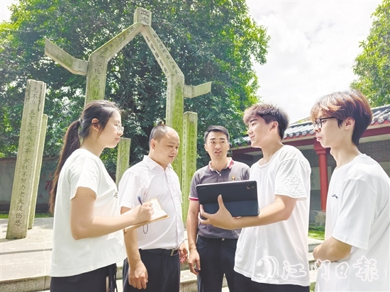 趙尉強（圖中）與五邑大學師生們交流歇馬村文旅發(fā)展計劃。