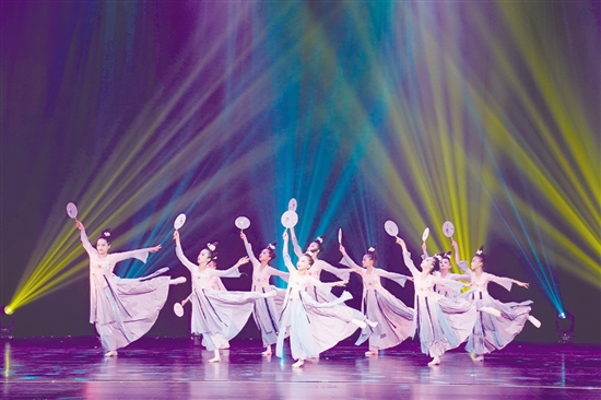 古典舞盡顯優(yōu)雅。