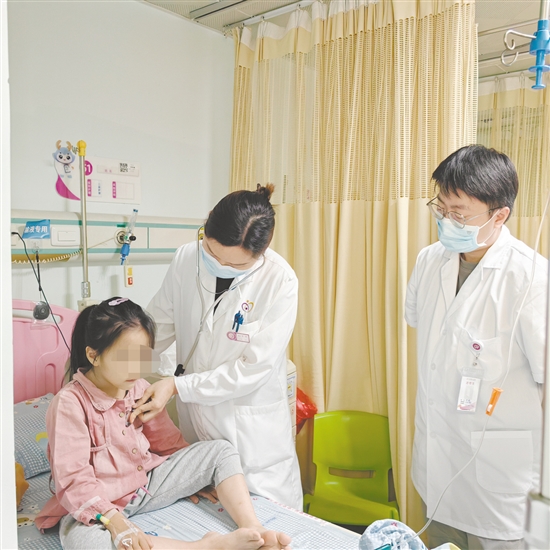醫(yī)生為女童檢查。