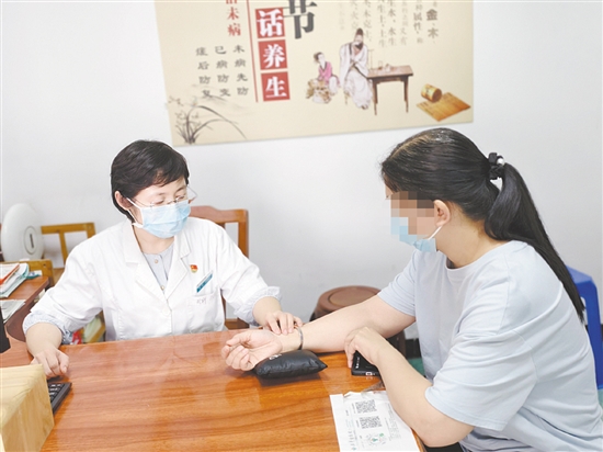 醫(yī)生對(duì)患者進(jìn)行檢查。