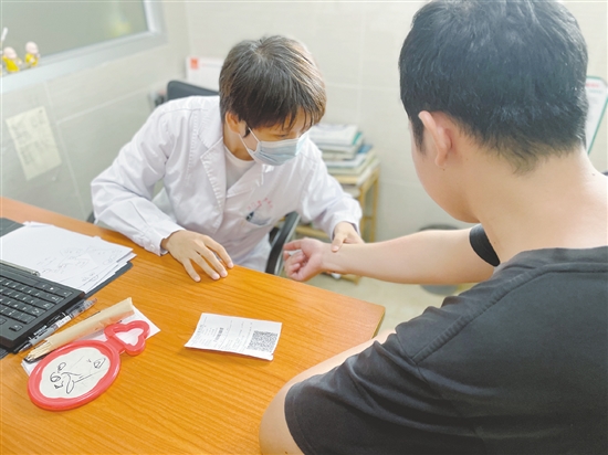 一旦發(fā)現(xiàn)皮膚有問(wèn)題，應(yīng)盡早就醫(yī)。