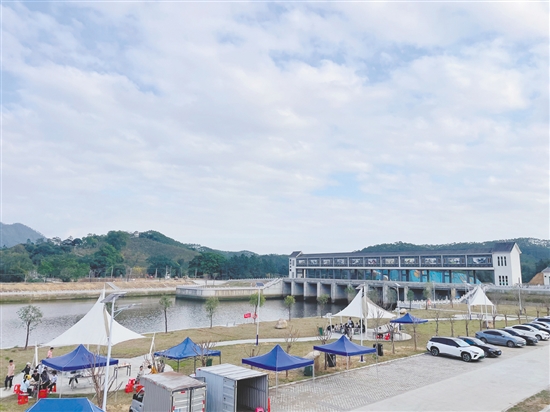 橫陂鎮(zhèn)藍田村以藍田水閘建設為核心，依托水閘打造生態(tài)房車營地項目、太空艙特色民宿、鄉(xiāng)村學農(nóng)體驗、鄉(xiāng)村水產(chǎn)養(yǎng)殖科普游等項目，實現(xiàn)文旅、農(nóng)旅資源串點成線。