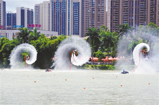 現(xiàn)場舉行了精彩的水上飛人表演。