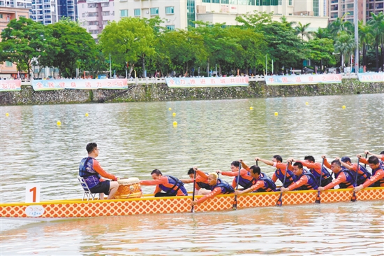 錦江河上，選手們奮勇爭先。