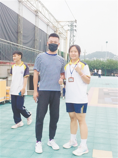 盧穎芝減重前后對(duì)比。